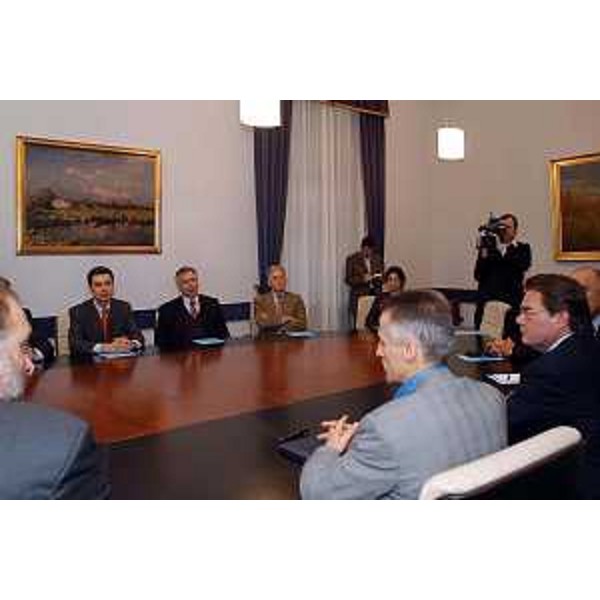 Riccardo Illy (Presidente della Regione Friuli Venezia Giulia) con Ivan Jakovcic (Presidente della regione Istria) all'accordo bilaterale per disciplinare il lavoro frontaliero tra i due Paesi. (Trieste, 04/12/03)
