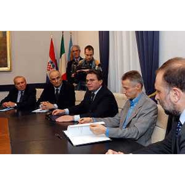 Riccardo Illy (Presidente della Regione Friuli Venezia Giulia) con Ivan Jakovcic (Presidente della regione Istria) all'accordo bilaterale per disciplinare il lavoro frontaliero tra i due Paesi. (Trieste, 04/12/03)