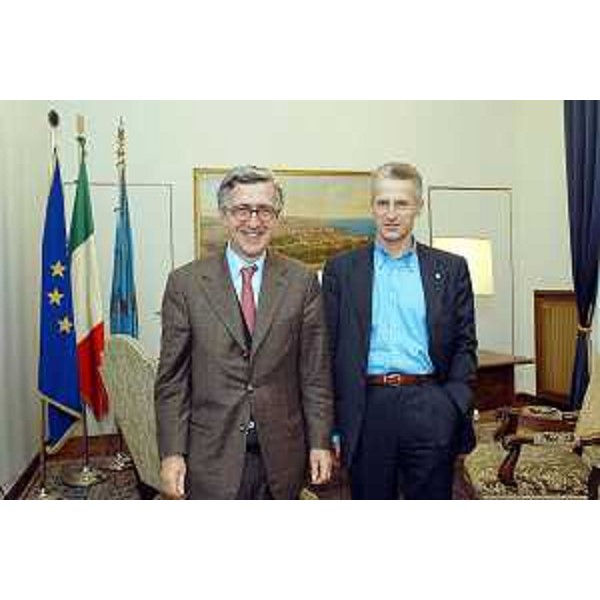 Riccardo Illy (Presidente della Regione Friuli Venezia Giulia) con Giuseppe Tantazzi (direttore della filiale di Trieste della Banca d'Italia). (Trieste, 05/12/03)