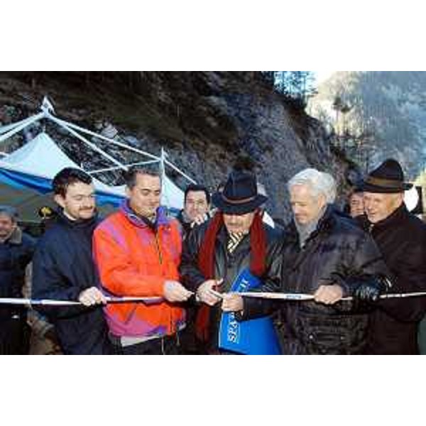 Gianfranco Moretton (Assessore regionale all'ambiente, lavori pubblici e protezione civile) al taglio del nastro per la riapertura della strada per Pramollo, inaugurando la nuova viabilità verso l'Austria e la Carinzia. (Pontebba/Pramollo, 08/12/03)
