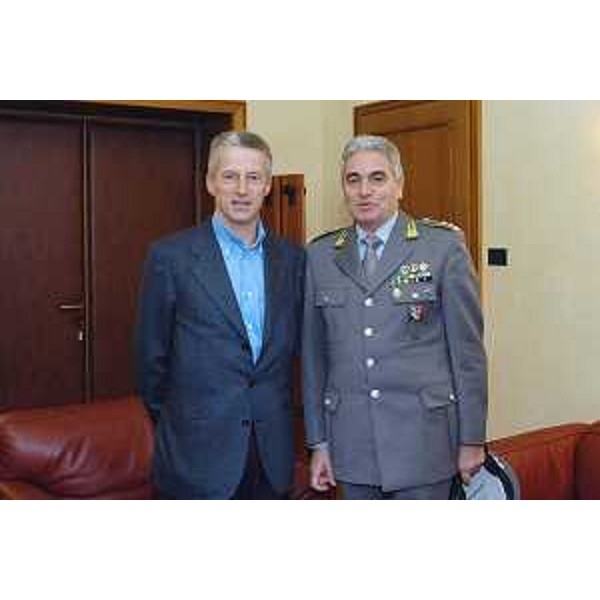 Riccardo Illy (Presidente della Regione Friuli Venezia Giulia) con generale di Divisione Lucio Macchia (comandante interregionale della Guardia di Finanza). (Trieste, 17/12/03)