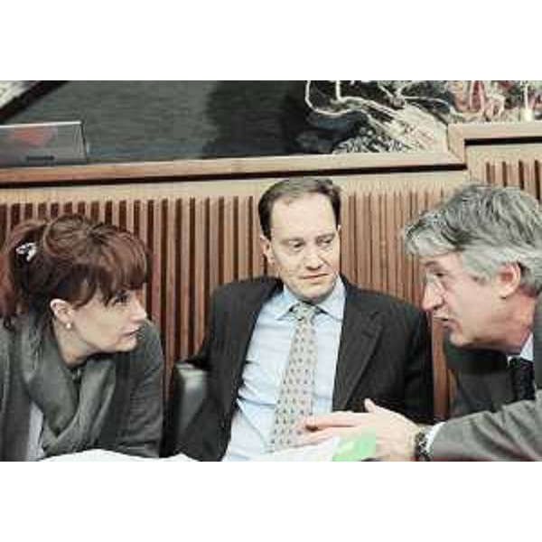 Alessia Rosolen (Assessore regionale Lavoro, Università e Ricerca, delegato Pari Opportunità e Politiche giovanili), Luca Ciriani (Vicepresidente e Assessore regionale Attività produttive) e Renzo Tondo (Presidente Friuli Venezia Giulia) in Consiglio regionale nel corso del dibattito sulla Finanziaria regionale 2009, a Trieste. (Trieste 16/12/08)