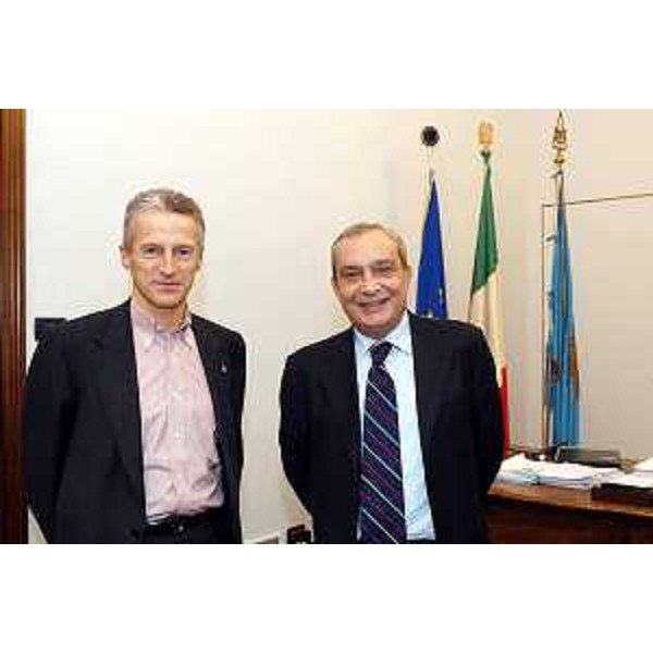 Riccardo Illy (Presidente della Regione Friuli Venezia Giulia) con Giuseppe Bono (Amministratore delegato di Fincantieri). (Trieste, 18/12/03)