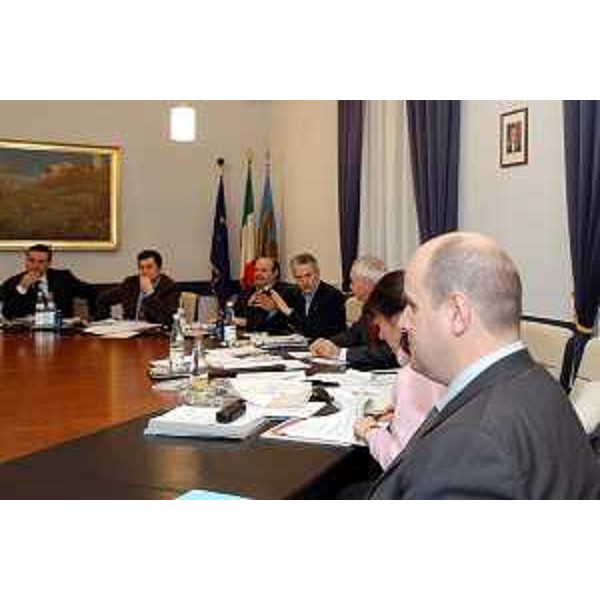 Riccardo Illy (Presidente della Regione Friuli Venezia Giulia) e giunta regionale con Vittorino Boem (presidente della Conferenza permanente per la programmazione socio-sanitaria). (Trieste, 29/12/03)