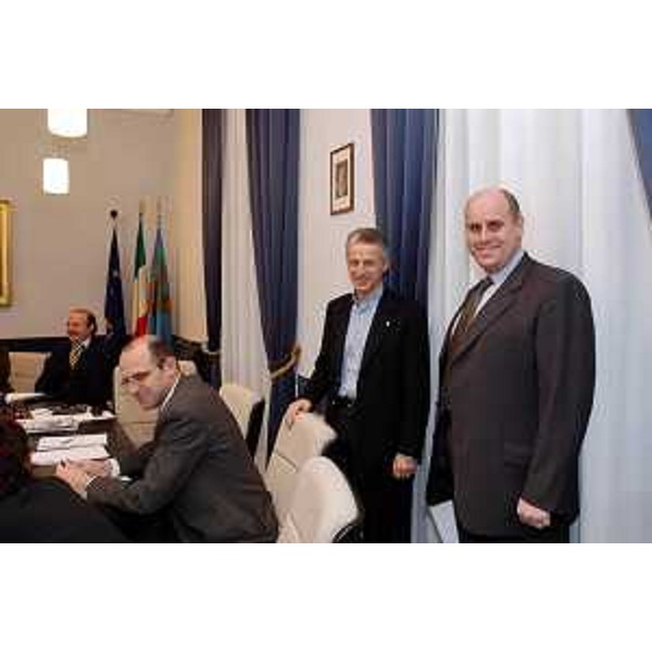 Riccardo Illy (Presidente della Regione Friuli Venezia Giulia) con Vittorino Boem (presidente della Conferenza permanente per la programmazione socio-sanitaria). (Trieste, 29/12/03)