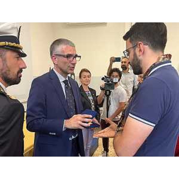 L'assessore regionale alla Sicurezza Pierpaolo Roberti mentre premia gli agenti della Polizia locale di Pordenone - L'assessore regionale alla Sicurezza Pierpaolo Roberti mentre premia gli agenti della Polizia locale di Pordenone