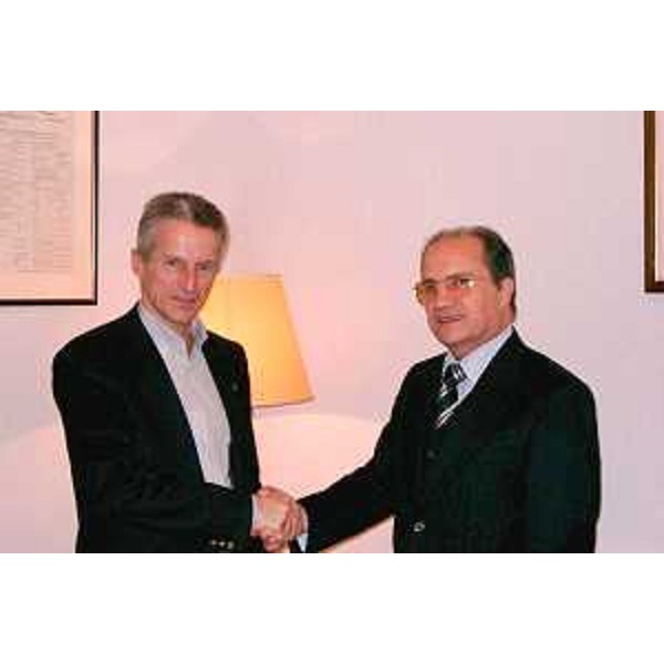 Riccardo Illy (Presidente della Regione Friuli Venezia Giulia) con Pasquale Vergone (nuovo prefetto di Gorizia). (Trieste, 30/12/03)