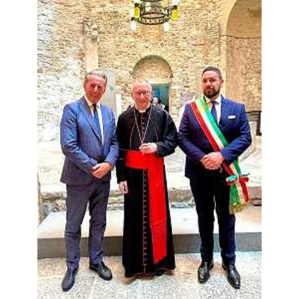 Da sinistra, l'assessore Fabio Scoccimarro, il cardinale Pietro Parolin e il sindaco di Aquileaia Emanuele Zorino - Da sinistra, l'assessore Fabio Scoccimarro, il cardinale Pietro Parolin e il sindaco di Aquileaia Emanuele Zorino