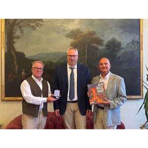 Il presidente del Cr Fvg, Mauro Bordin, dopo la consegna del sigillo ad Adriano Smets e Giacomo Verwij - Il presidente del Cr Fvg, Mauro Bordin, dopo la consegna del sigillo ad Adriano Smets e Giacomo Verwij