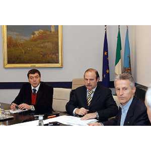 Riccardo Illy (Presidente della Regione Friuli Venezia Giulia), Gianfranco Moretton (Assessore regionale all'ambiente, lavori pubblici e protezione civile) e Rusconi al Comitato istituzionale dell'Autorità di bacino regionale. (Trieste, 17/11/03) 
