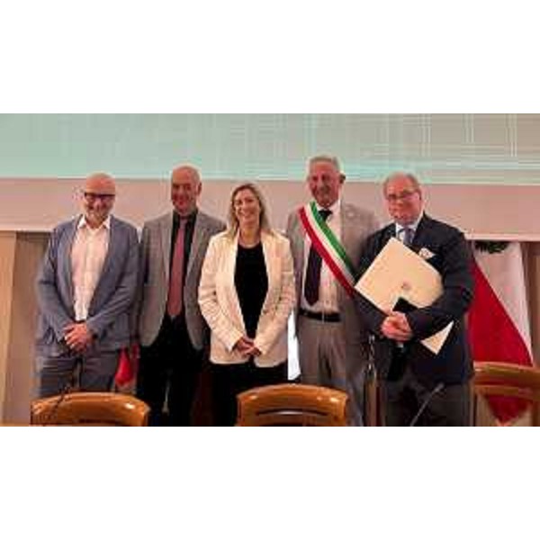 L'assessore regionale Cristina Amirante (al centro) con il premiato Alexander Meraviglia Crivelli (primo da destra), sovrintendente della Gustav Mahler Jugendorchester - L'assessore regionale Cristina Amirante (al centro) con il premiato Alexander Meraviglia Crivelli (primo da destra), sovrintendente della Gustav Mahler Jugendorchester