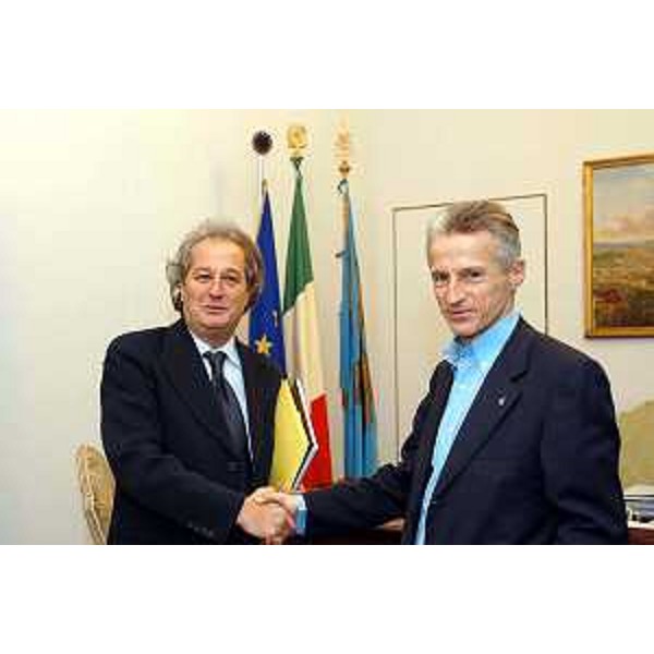 Riccardo Illy (Presidente della Regione Friuli Venezia Giulia) con architetto Bortolo Mainardi (commissario straordinario per il monitoraggio delle opere previste dalla Legge Obiettivo). (Trieste, 18/11/03)