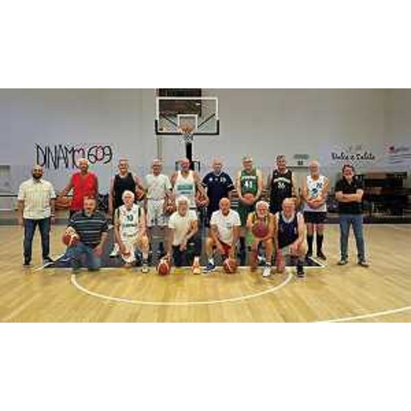 Il consigliere regionale Diego Bernardis (Fp), primo da sinistra nella fila in basso, con gli atleti e i dirigenti della squadra nazionale transfrontaliera - Il consigliere regionale Diego Bernardis (Fp), primo da sinistra nella fila in basso, con gli atleti e i dirigenti della squadra nazionale transfrontaliera