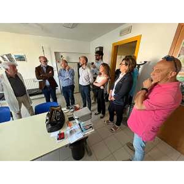 Un momento della visita compiuta dall'assessore regionale Riccardo Riccardi oggi in ambulatorio a Clauzetto - Un momento della visita compiuta dall'assessore regionale Riccardo Riccardi oggi in ambulatorio a Clauzetto