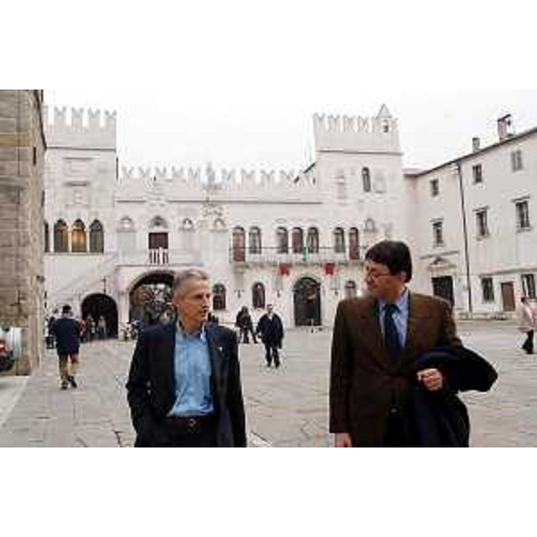 Riccardo Illy (Presidente della Regione Friuli Venezia Giulia) e Lodovico Sonego (Assessore regionale alla pianificazione territoriale, energia, mobilità e infrastrutture di trasporto). (Capodistria, 20/11/03)