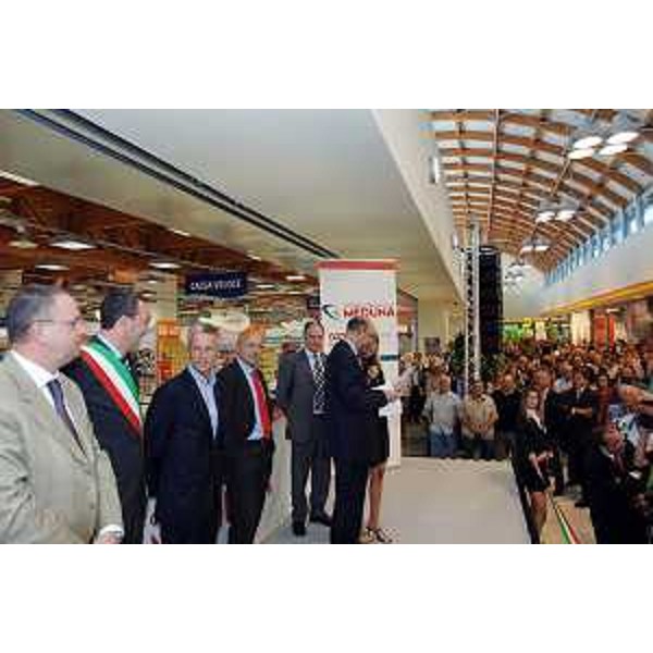 Riccardo Illy (Presidente Regione Friuli Venezia Giulia) con Alessandro Tesini (Presidente del Consiglio Regionale) e Sergio Bolzonello (Sindaco di Pordenone) all'inaugurazione del nuovo Centro Commerciale Coop "Meduna" di Pordenone. (Pordenone 26/09/06)