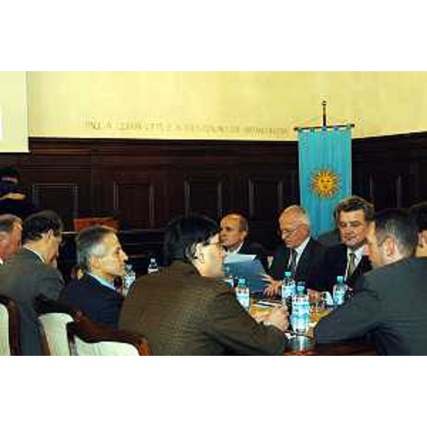Riccardo Illy (Presidente della Regione Friuli Venezia Giulia) e Lodovico Sonego (Assessore regionale alla pianificazione territoriale, energia, mobilità e infrastrutture di trasporto) in comune a Capodistria. (Capodistria, 20/11/03)