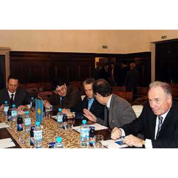 Riccardo Illy (Presidente della Regione Friuli Venezia Giulia), Lodovico Sonego (Assessore regionale alla pianificazione territoriale, energia, mobilità e infrastrutture di trasporto), Koreli all'incontro nel comune di Capodistria. (Capodistria, 20/11/03)
