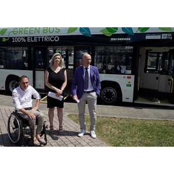 L'assessore regionale alle Infrastrutture Crisitina Amirante (al centro) con l'assessore comunale alla Mobilitò di Udine Ivano Marchiol (a sinistra) e l'amministratore delegato di Arriva Udine Diego Regazzo (a destra) - L'assessore regionale alle Infrastrutture Crisitina Amirante (al centro) con l'assessore comunale alla Mobilitò di Udine Ivano Marchiol (a sinistra) e l'amministratore delegato di Arriva Udine Diego Regazzo (a destra)