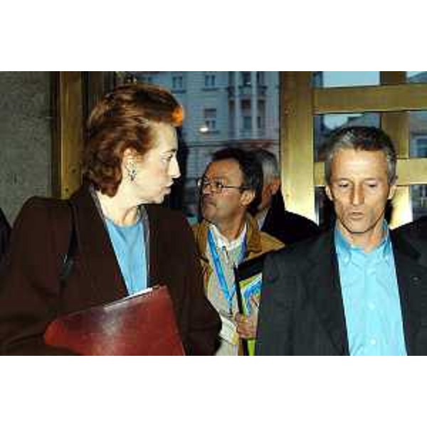 Riccardo Illy (Presidente della Regione Friuli Venezia Giulia) e Onorevole Letizia Moratti (Ministro all'Istruzione, Università e Ricerca) alla firma dell'accordo tra regione e ministero dell'istruzione. (Trieste, 21/11/03)