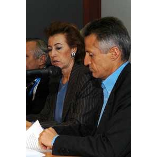 Riccardo Illy (Presidente della Regione Friuli Venezia Giulia) e Onorevole Letizia Moratti (Ministro all'Istruzione, Università e Ricerca) alla firma dell'accordo tra regione e ministero dell'istruzione. (Trieste, 21/11/03)