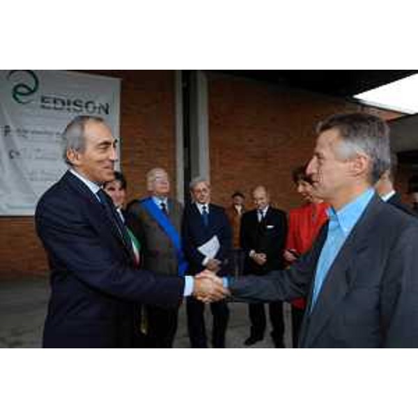 Riccardo Illy (Presidente della Regione Friuli Venezia Giulia) e Quadrino alla cerimonia per la posa della prima pietra per la Centrale Elettrica Edison di Torviscosa. (Torviscosa, 24/11/03)