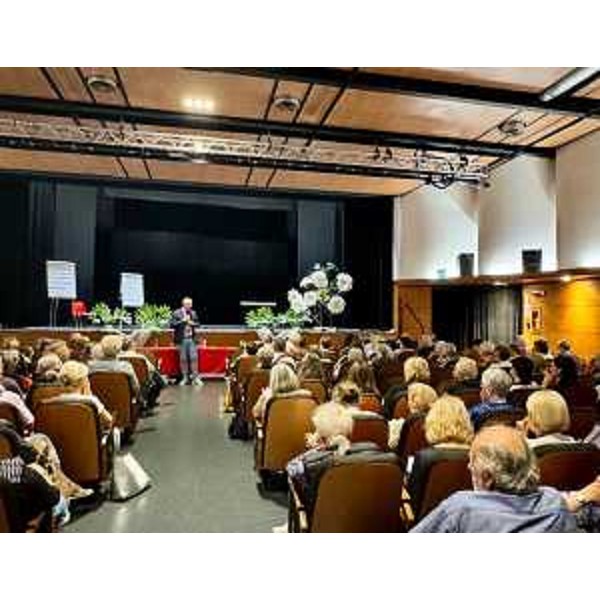 Il teatro Candoni di Tolmezzo durante l'iniziativa di Diamo peso al benessere - Il teatro Candoni di Tolmezzo durante l'iniziativa di Diamo peso al benessere