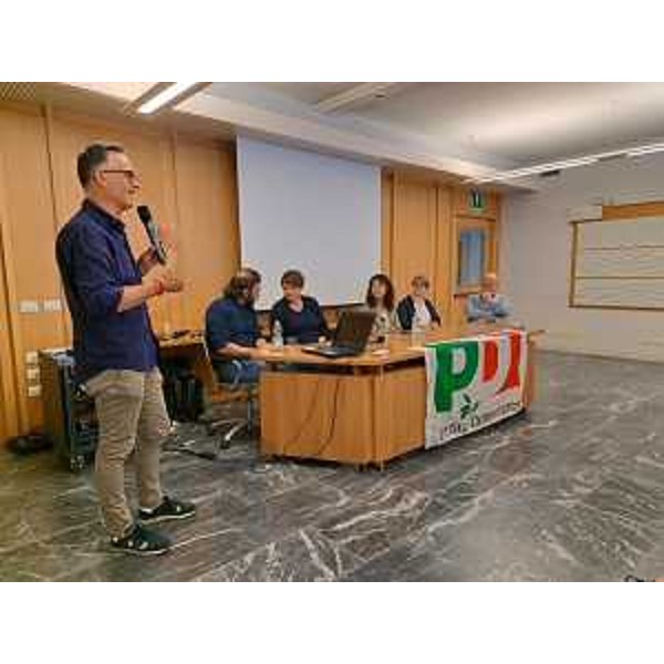 Massimo Mentil (Pd) a sinistra durante il suo intervento - Massimo Mentil (Pd) a sinistra durante il suo intervento