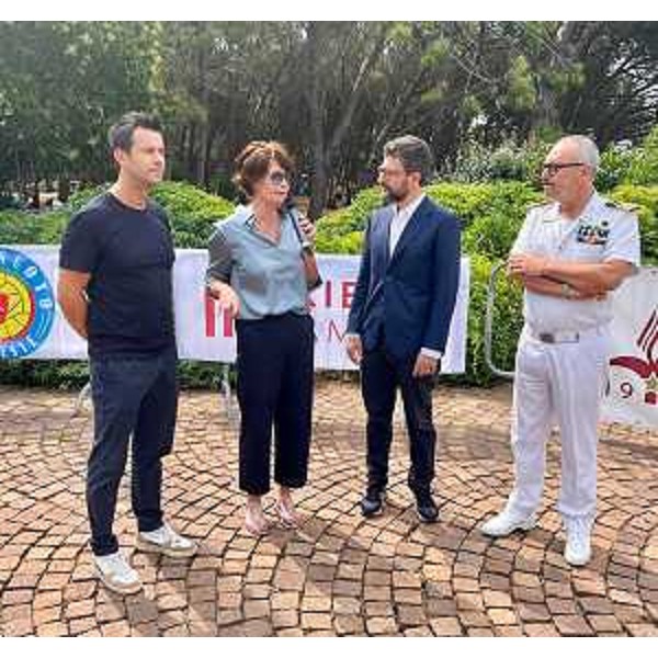 L'assessore regionale a Lavoro, formazione, istruzione, ricerca, università e famiglia Alessia Rosolen in occasione del primo appuntamento di "Salute tra terra e mare", assieme all'assessore comunale alle Politiche del territorio Michele Babuder, al direttore del Dipartimento di Scienze Mediche, Chirurgiche e della Salute dell'Ateneo giuliano Luigi Murena e al comandante della Capitaneria di Porto di Trieste, capitano di Vascello Luciano Del Prete. - L'assessore regionale a Lavoro, formazione, istruzione, ricerca, università e famiglia Alessia Rosolen in occasione del primo appuntamento di "Salute tra terra e mare", assieme all'assessore comunale alle Politiche del territorio Michele Babuder, al direttore del Dipartimento di Scienze Mediche, Chirurgiche e della Salute dell'Ateneo giuliano Luigi Murena e al comandante della Capitaneria di Porto di Trieste, capitano di Vascello Luciano Del Prete.
