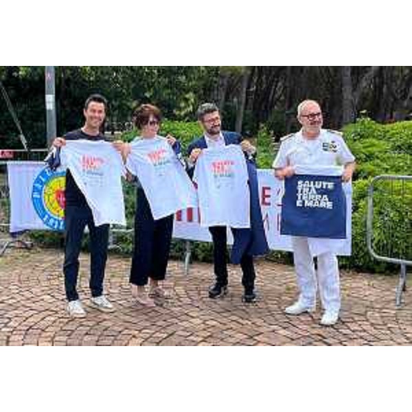 L'assessore regionale a Lavoro, formazione, istruzione, ricerca, università e famiglia Alessia Rosolen in occasione del primo appuntamento di "Salute tra terra e mare", assieme all'assessore comunale alle Politiche del territorio Michele Babuder, al direttore del Dipartimento di Scienze Mediche, Chirurgiche e della Salute dell'Ateneo giuliano Luigi Murena e al comandante della Capitaneria di Porto di Trieste, capitano di Vascello Luciano Del Prete. - L'assessore regionale a Lavoro, formazione, istruzione, ricerca, università e famiglia Alessia Rosolen in occasione del primo appuntamento di "Salute tra terra e mare", assieme all'assessore comunale alle Politiche del territorio Michele Babuder, al direttore del Dipartimento di Scienze Mediche, Chirurgiche e della Salute dell'Ateneo giuliano Luigi Murena e al comandante della Capitaneria di Porto di Trieste, capitano di Vascello Luciano Del Prete.