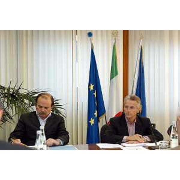 Riccardo Illy (Presidente della Regione Friuli Venezia Giulia), Gianfranco Moretton (Assessore regionale all'ambiente, lavori pubblici e protezione civile). (Udine, 17/10/03) 