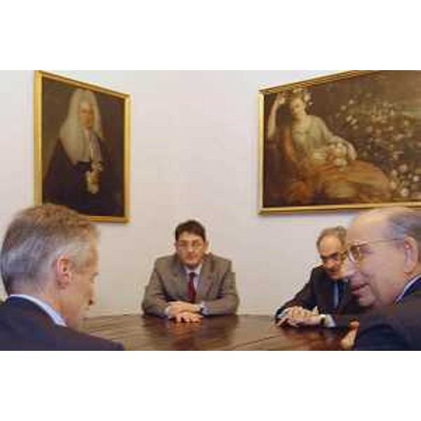 Riccardo Illy (Presidente della Regione Friuli Venezia Giulia), Lodovico Sonego (Assessore regionale alla pianificazione territoriale, energia, mobilità e infrastrutture di trasporto) con Vincenzo Mucci (nuovo commissario del Porto di Trieste). (Trieste, 15/10/03)