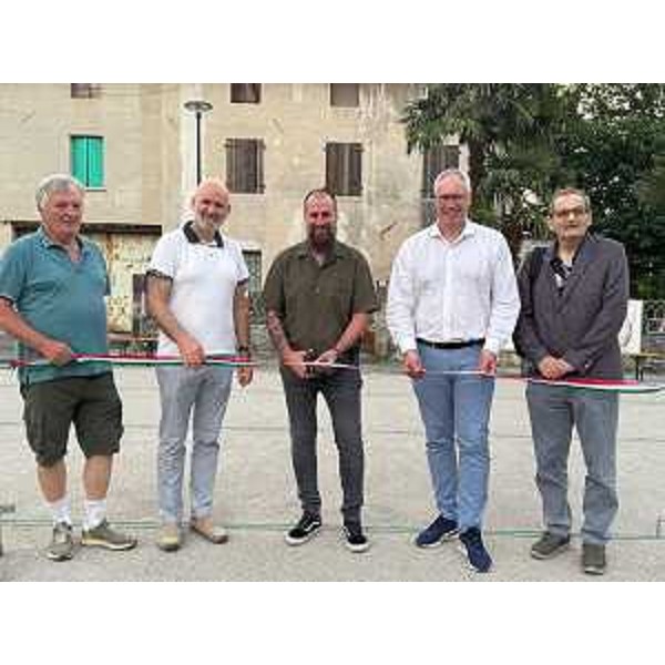Il presidente del Cr Fvg, Mauro Bordin, secondo da destra nella foto del taglio del nastro accanto al presidente della Bocciofila di Gradiscutta di Varmo, Fabio Scaini, al centro - Il presidente del Cr Fvg, Mauro Bordin, secondo da destra nella foto del taglio del nastro accanto al presidente della Bocciofila di Gradiscutta di Varmo, Fabio Scaini, al centro