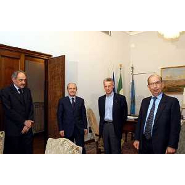 Riccardo Illy (Presidente della Regione Friuli Venezia Giulia), con Vincenzo Mucci (nuovo commissario del Porto di Trieste), Giuseppe Cappella (vice commissario del Porto di Trieste), Maurizio Maresca (presidente uscente dell'Autorita' Portuale). (Trieste, 15/10/03)