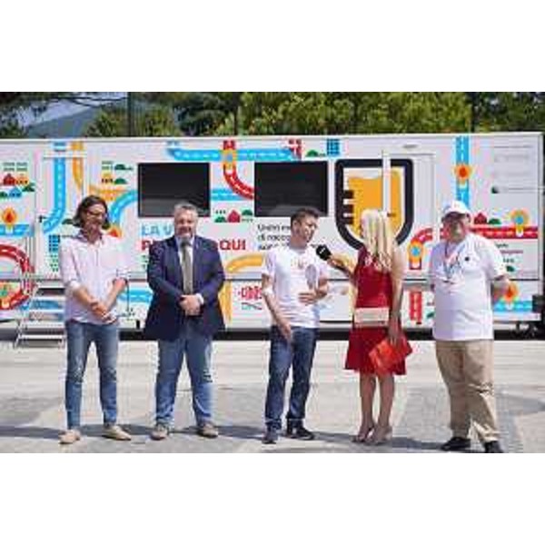 Enrico Bullian (Patto-Civica) primo da sinistra nella foto in occasione di un'intervista a Feliciano Medeot,, primo da destra. Nell'immagine si riconoscono anche i consiglieri regionali Diego Bernardis e Markus Maurmair - Enrico Bullian (Patto-Civica) primo da sinistra nella foto in occasione di un'intervista a Feliciano Medeot,, primo da destra. Nell'immagine si riconoscono anche i consiglieri regionali Diego Bernardis e Markus Maurmair