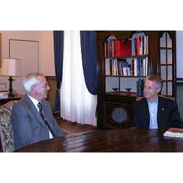 Riccardo Illy (Presidente della Regione Friuli Venezia Giulia) incontra Rosario Salanitri (Prefetto di Udine). (Trieste, 23/10/03)