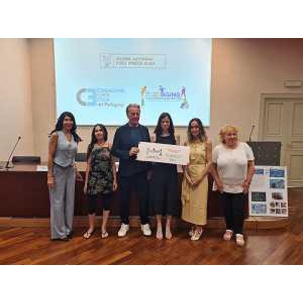 L'assessore Scoccimarro durante la premiazione nel palazzo della Regione a Trieste - L'assessore Scoccimarro durante la premiazione nel palazzo della Regione a Trieste