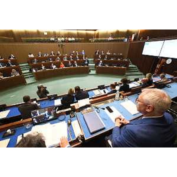 Il presidente Mauro Bordin guida i lavori dell'Aula aperti dall'illustrazione della mozione da parte del capogruppo leghista Antonio Calligaris - Il presidente Mauro Bordin guida i lavori dell'Aula aperti dall'illustrazione della mozione da parte del capogruppo leghista Antonio Calligaris