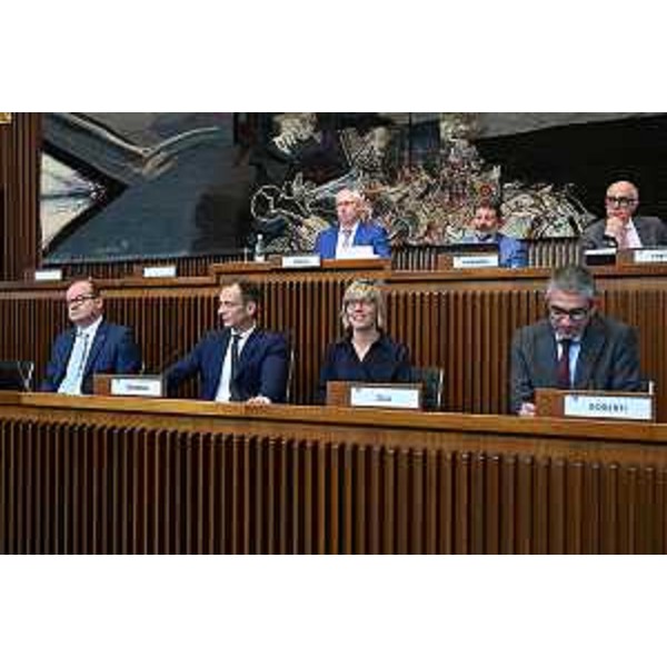 I banchi della presidenza con Mauro Bordin e, sotto, il governatore Fedriga e gli assessori - I banchi della presidenza con Mauro Bordin e, sotto, il governatore Fedriga e gli assessori