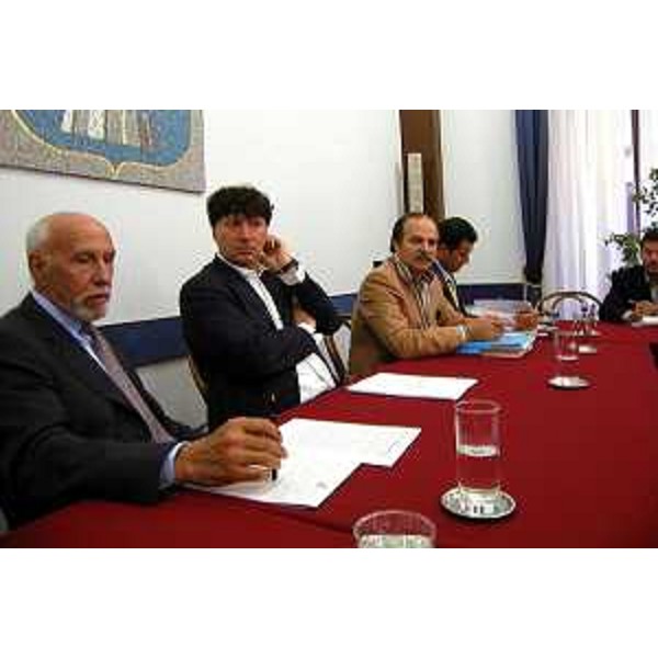 Augusto Antonucci (Assessore al Patrimonio ed ai servizi generali), Angelo Baiguera (Portavoce di Illy), Gianfranco Moretton (Assessore regionale all'ambiente, lavori pubblici e protezione civile), Franco Iacop (Assessore regionale per le relazioni internazionali, comunitarie e autonomie locali) in conferenza stampa. (Trieste, 16/09/03)
