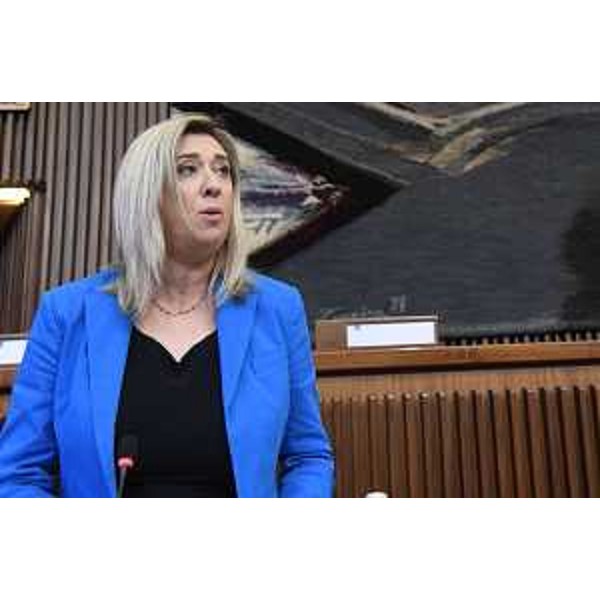 Lassessore alle Infrastrutture e territorio Cristina Amirante oggi in Consiglio regionale. - Lassessore alle Infrastrutture e territorio Cristina Amirante oggi in Consiglio regionale.