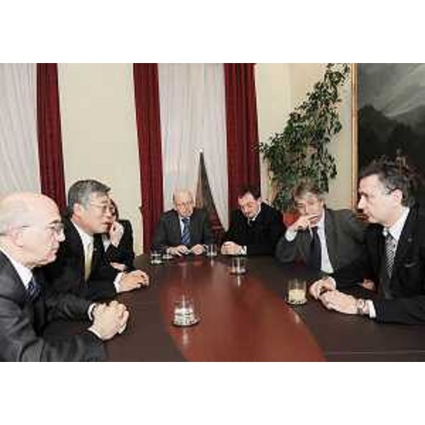 Renzo Tondo (Presidente Friuli Venezia Giulia) ed Edouard Ballaman (Presidente Consiglio regionale) incontrano Kim Joong Jae, Ambasciatore in Italia della Corea del Sud, in Consiglio regionale a Trieste. (Trieste 19/12/08)