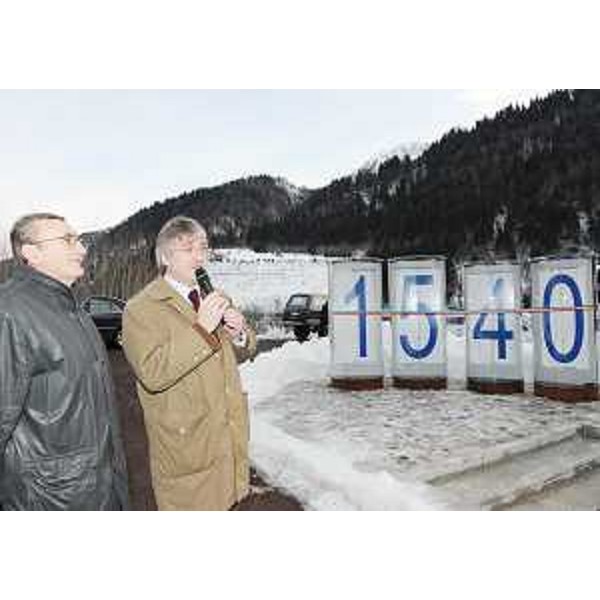 Gino Rinaldi (Sindaco Pesariis) e Renzo Tondo (Presidente Friuli Venezia Giulia) all'inaugurazione de "Il percorso dell'orologeria monumentale" a Pesariis. (Pesariis 20/12/08)