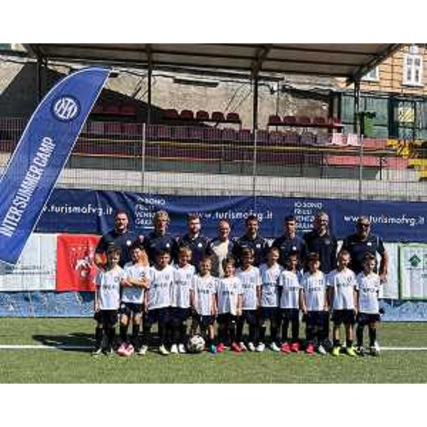 L'assessore PIeroalo Roberti con gli atleti che partecipano al Day summer camp dell'Inter a Trieste - L'assessore PIeroalo Roberti con gli atleti che partecipano al Day summer camp dell'Inter a Trieste