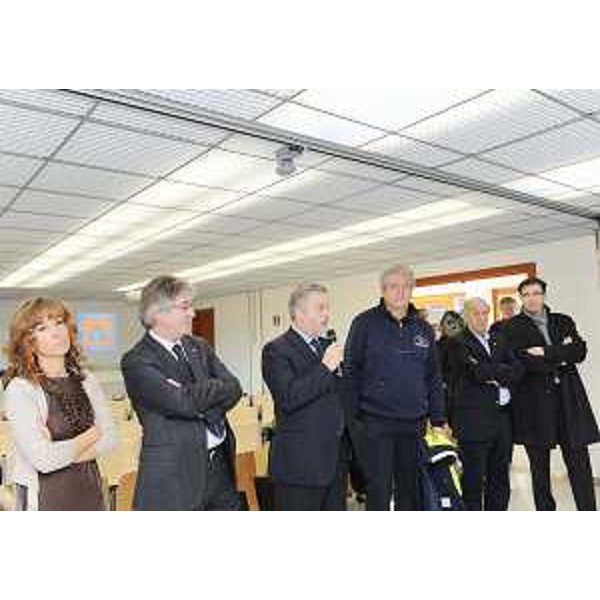 Michela Gasparutti (Capo Segreteria Presidente), Renzo Tondo (Presidente Friuli Venezia Giulia), Vanni Lenna (Assessore regionale Protezione civile), Guglielmo Berlasso (Direttore centrale Protezione civile), Ettore Romoli (Sindaco Gorizia) e Federico Cressati (Sindaco Palmanova) nella sede della Protezione civile a Palmanova. (Palmanova 22/12/08)