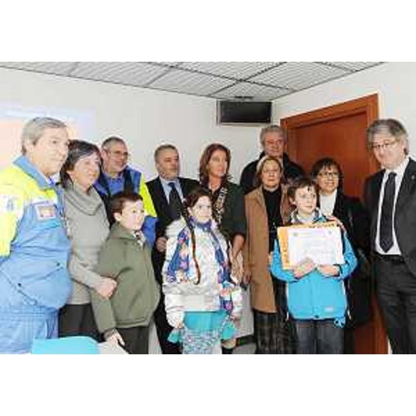 Renzo Tondo (Presidente Friuli Venezia Giulia) e Daniele Grassi, Riccardo Costantinis, Eleonora Santellani, premiati per il progetto "A piccoli passi nel mondo della Protezione civile" nella sede della Protezione civile a Palmanova. (Palmanova 22/12/08)