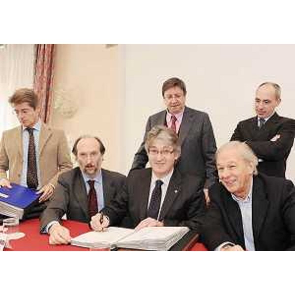 Riccardo Riccardi (Assessore regionale Viabilità e Trasporti), Renzo Tondo (Presidente Friuli Venezia Giulia) ed Ettore Romoli (Sindaco Gorizia) all'atto della firma del progetto definitivo della Villesse-Gorizia e del primo lotto della A4, tra Quarto d'Altino e San Donà di Piave, a Cervignano del Friuli. (Cervignano del Friuli 22/12/08)