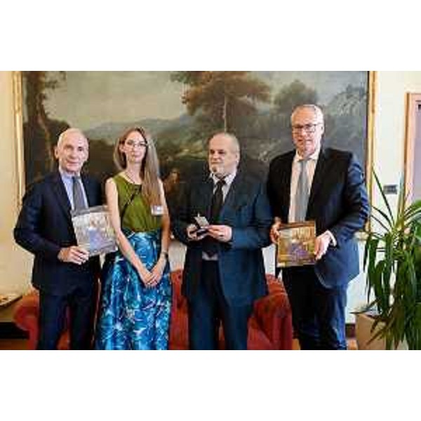 Da dx il presidente del Cr Fvg, Mauro Bordin, il miniaturista Massimo Saccon, la calligrafa Maria Valentinuzzi e il consigliere regionale Roberto Novelli - Da dx il presidente del Cr Fvg, Mauro Bordin, il miniaturista Massimo Saccon, la calligrafa Maria Valentinuzzi e il consigliere regionale Roberto Novelli 