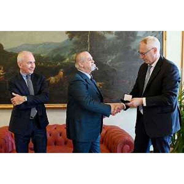 Il presidente del Cr, Mauro Bordin, consenga il sigillo del Cr a Massimo Saccon - Il presidente del Cr, Mauro Bordin, consenga il sigillo del Cr a Massimo Saccon 
