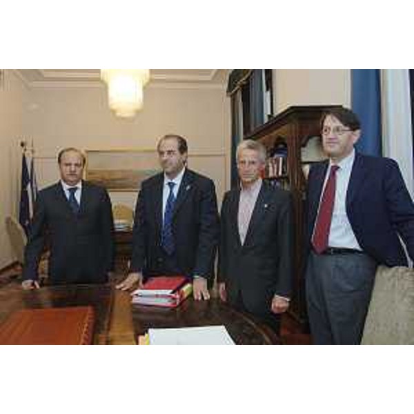 Riccardo Illy (Presidente Regione Friuli Venezia Giulia) con Gianfranco Moretton (Vicepresidente e Assessore regionale all'ambiente, lavori pubblici e protezione civile), Lodovico Sonego (Assessore regionale alla pianificazione territoriale, energia, mobilità e infrastrutture di trasporto) e Antonio Di Pietro (Ministro delle Infrastrutture). (Trieste 27/09/06)